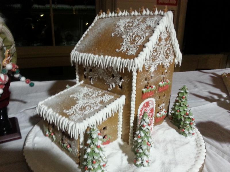 Trish Moroz’s Victorian, complete with ... classic “gingerbread”
took 2nd place in the 2014 Gingerbread Spectacular. Trish Moroz 2nd place gingerbread