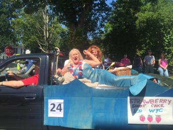 This Wiscasset Yacht Club mermaid had parade-goers’ attention. SUSAN JOHNS/Wiscasset Newspaper