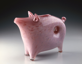 Beautiful pink pig pitcher by Charlie Jenkins - Tandem Glass. Courtesy of the artist